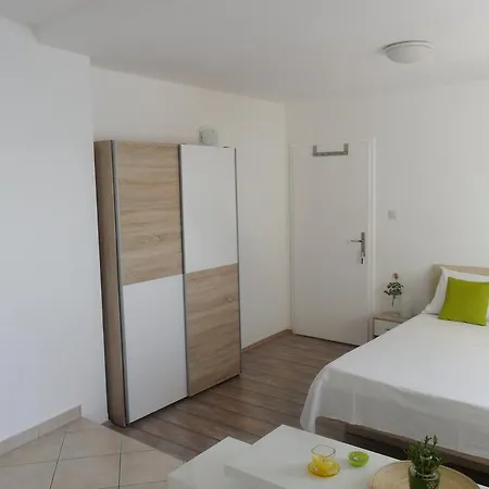 Guest house & Paula Stobrec